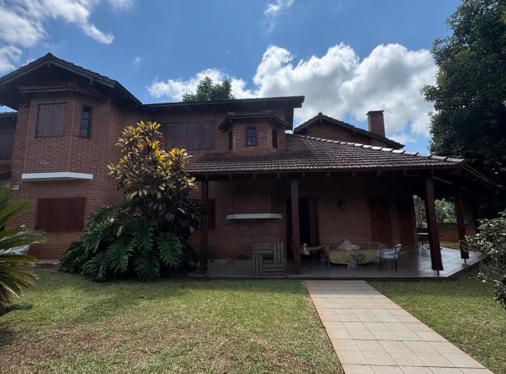 Casa · 360m² · 4 Dormitorios · 3 Cocheras