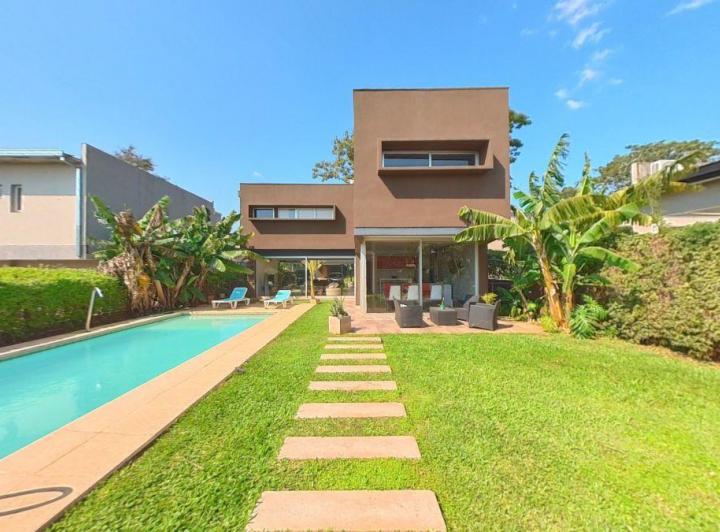 Casa · 220m² · 8 Ambientes · 2 Cocheras