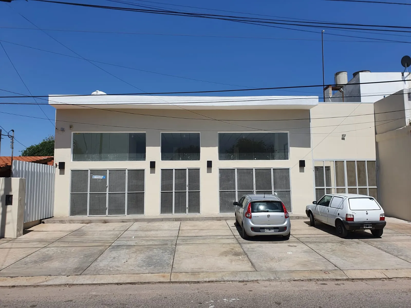 LOCAL CON GRAN FACHADA - AV. DONATO ALVAREZ (JX)