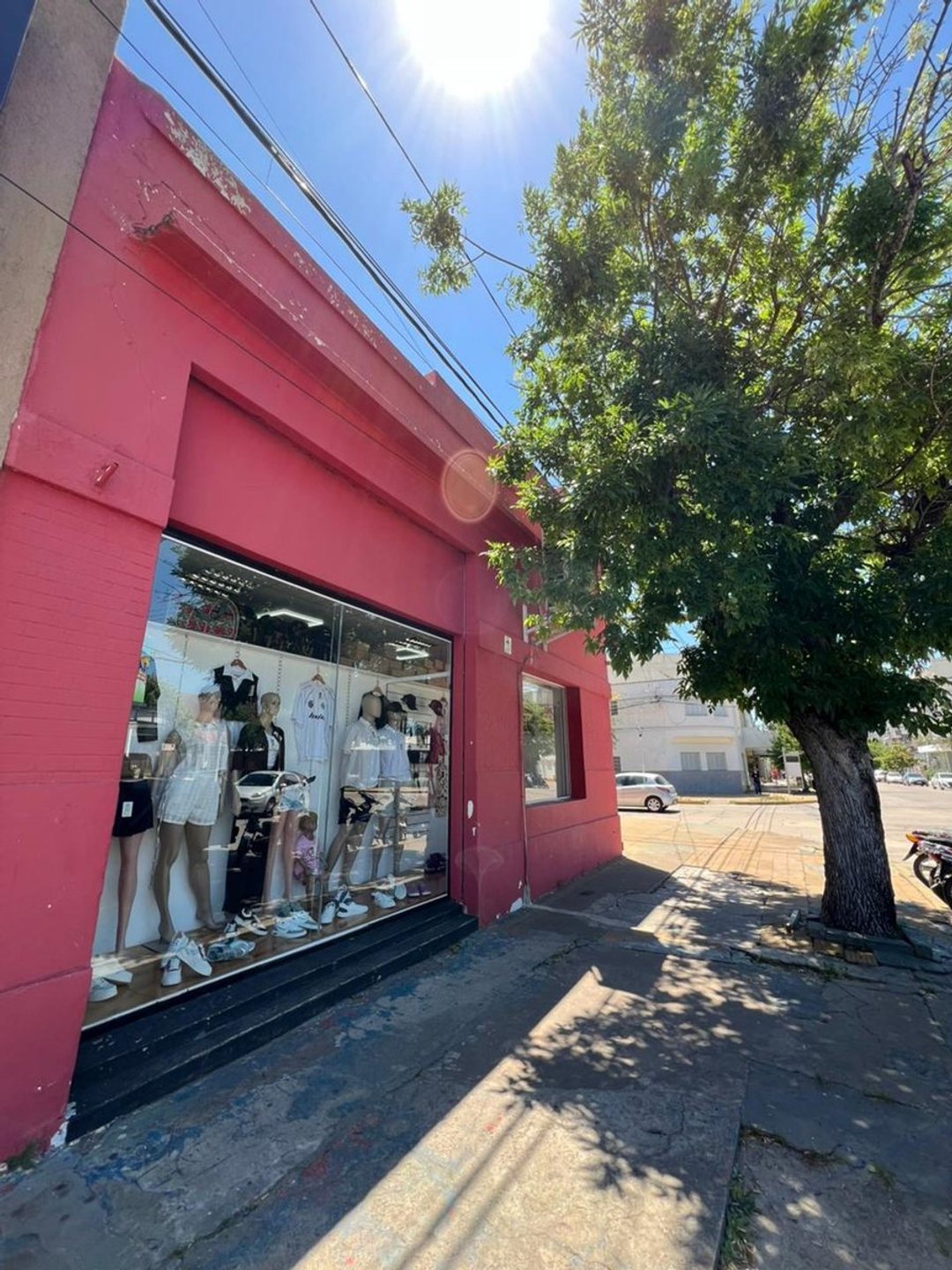 SE VENDE LOCAL COMERCIAL ESQUINA CENTRICA