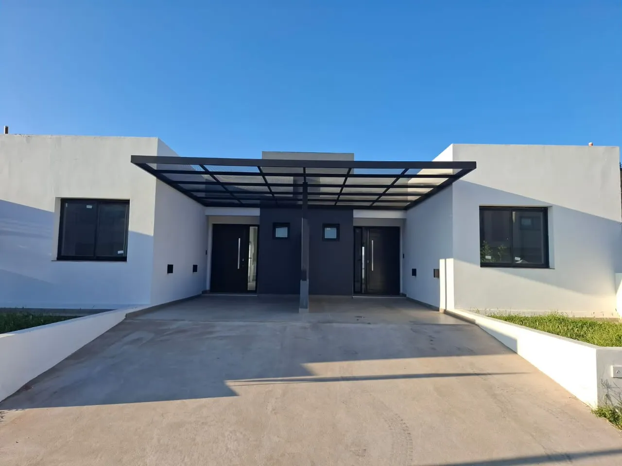 VENTA - CASA 2 DORMITORIOS - COCHERA - PATIO CON ASADOR - DOCTA