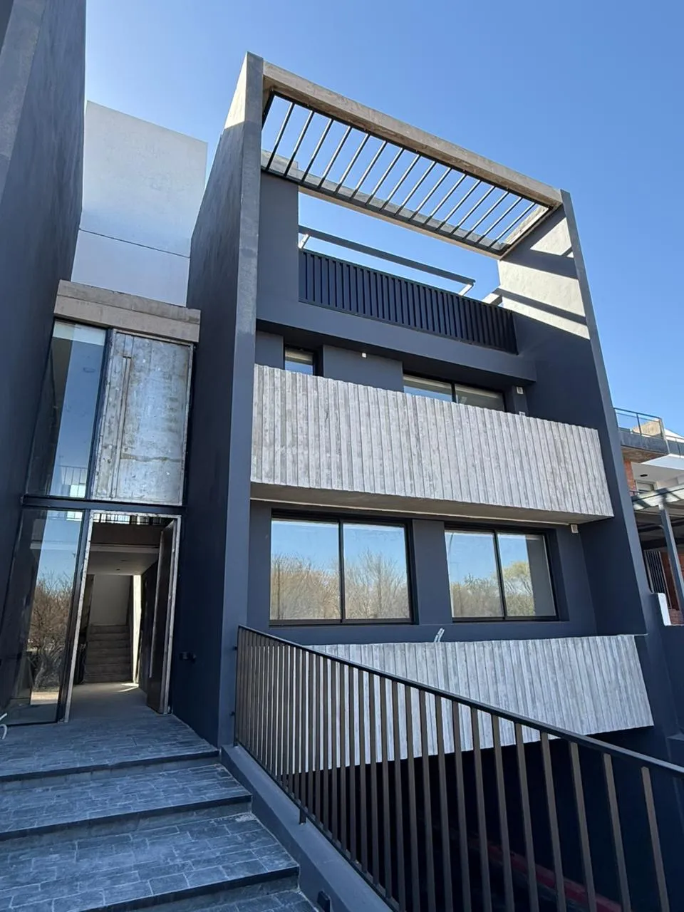 COSTAS DE MANANTIALES - DEPTO CON TERRAZA PROPIA (JX)