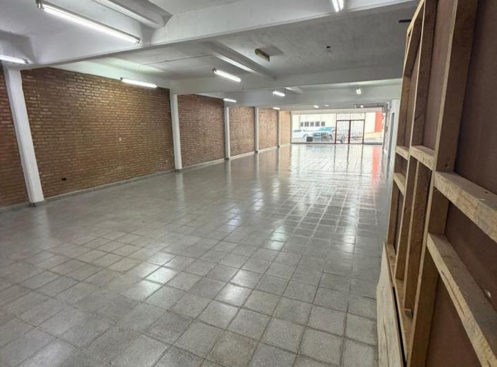 Local comercial · 680m²