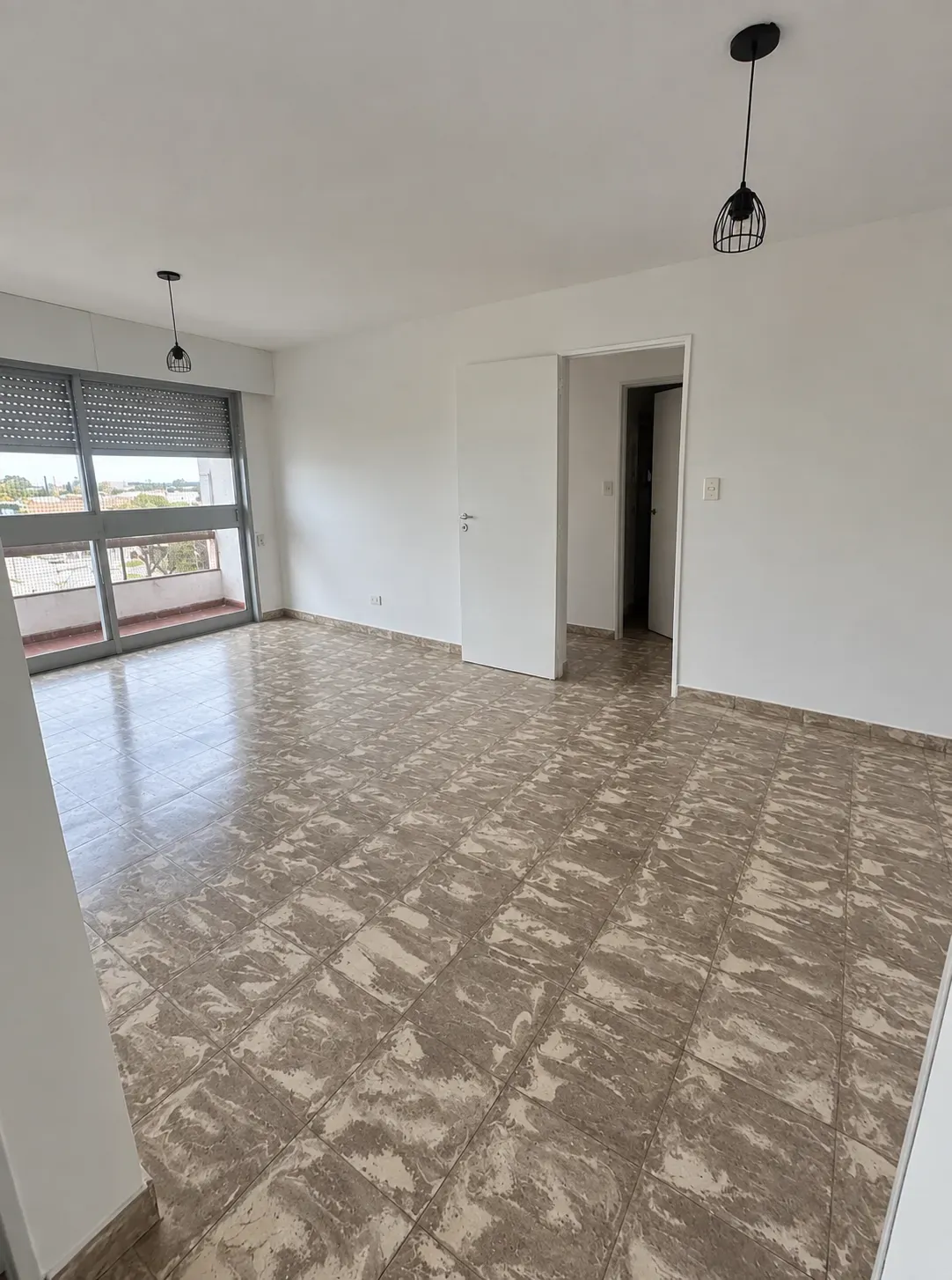 Departamento de 2 dormitorios con cochera y vista abierta desde el 6º piso