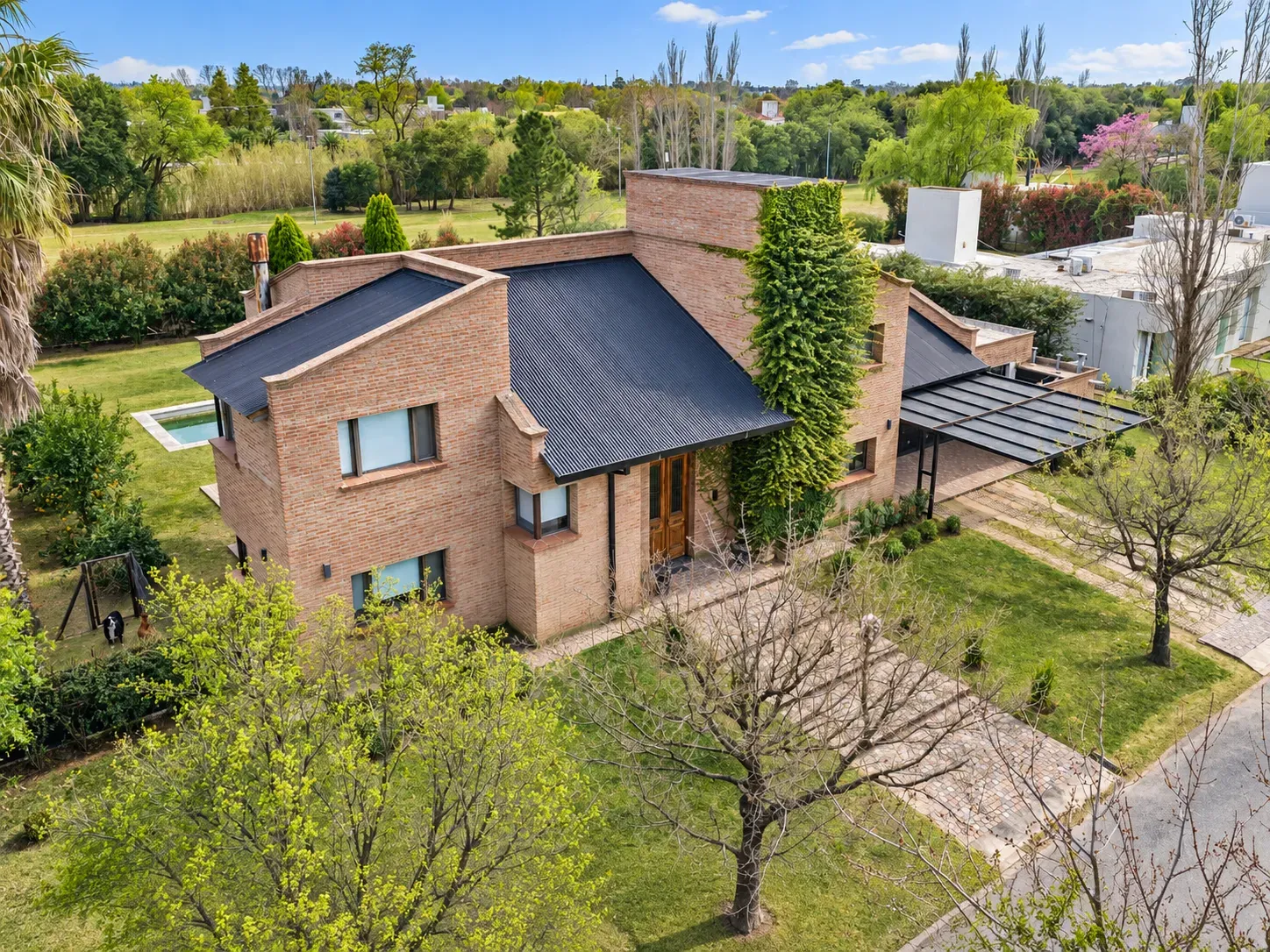 EXCLUSIVA CASA EN VENTA EN COUNTRY LOS MIMBRES – 4 DORMITORIOS, PISCINA Y QUINCHO CERRADO