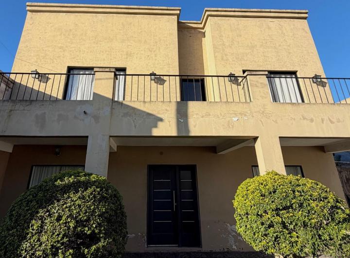Casa · 380m² · 6 Ambientes · 4 Cocheras