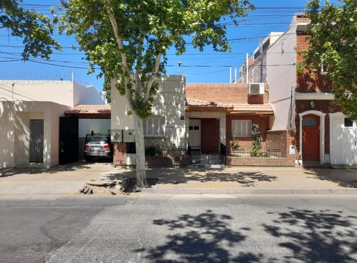Casa · 208m² · 5 Ambientes · 3 Cocheras