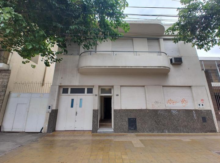 Casa · 218m² · 10 Ambientes · 1 Cochera