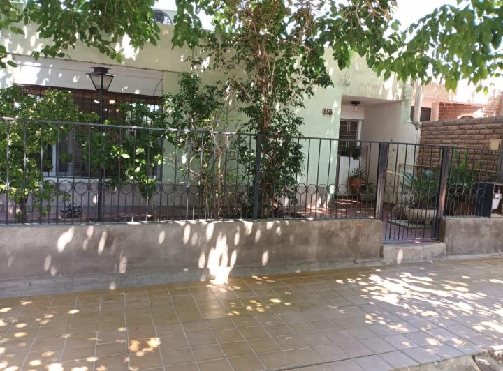 Casa · 100m² · 5 Ambientes · 2 Cocheras