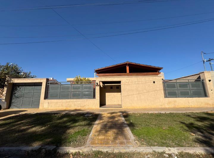 Casa · 241m² · 8 Ambientes · 5 Cocheras