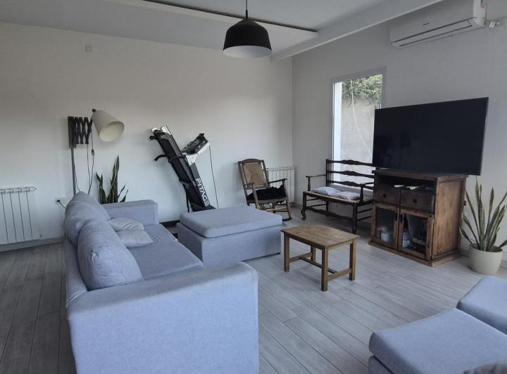 Casa · 200m² · 5 Ambientes · 2 Cocheras