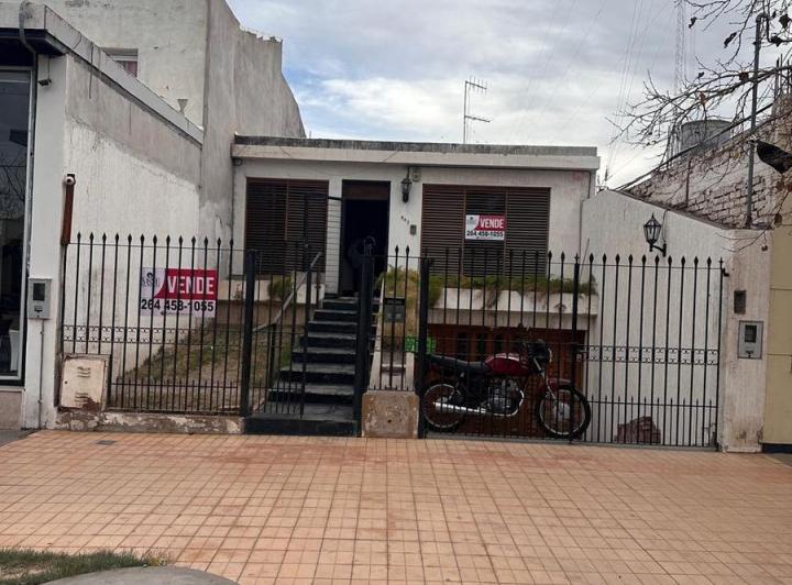 Casa · 180m² · 6 Ambientes · 2 Cocheras