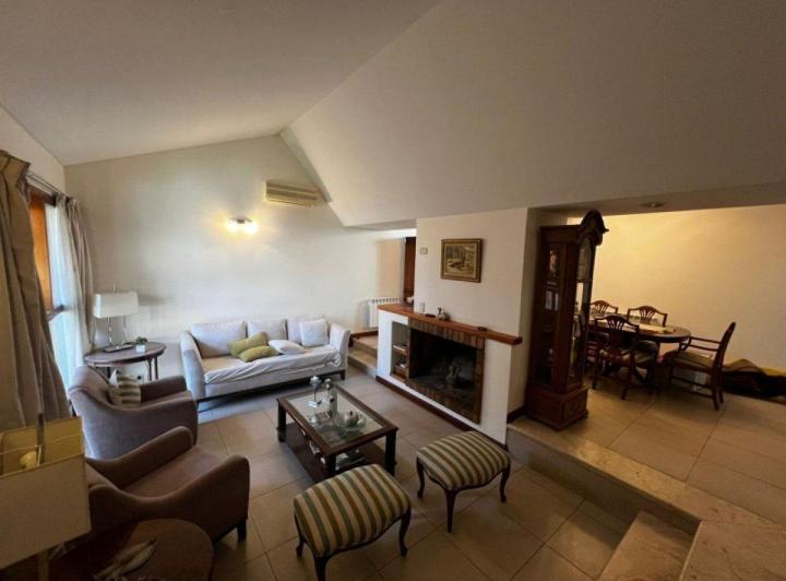 Casa · 187m² · 8 Ambientes · 2 Cocheras