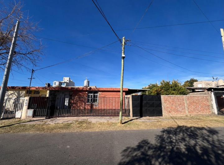 Casa · 94m² · 5 Ambientes · 2 Cocheras