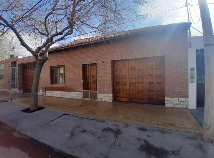 Casa · 205m² · 8 Ambientes · 2 Cocheras