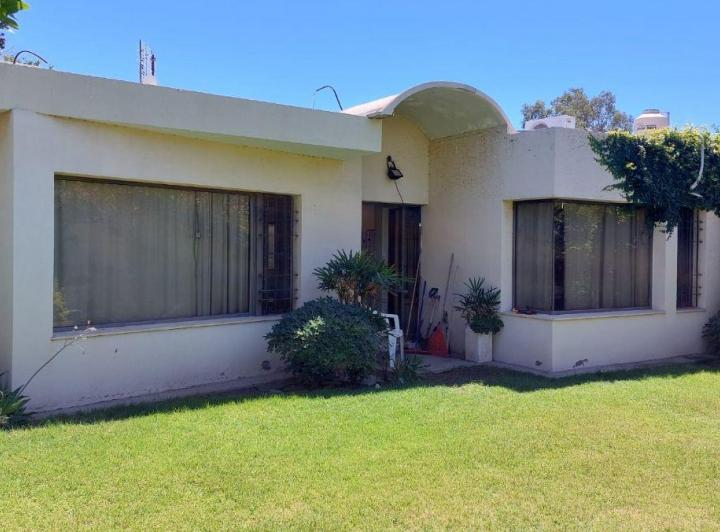 Casa · 330m² · 8 Ambientes · 2 Cocheras