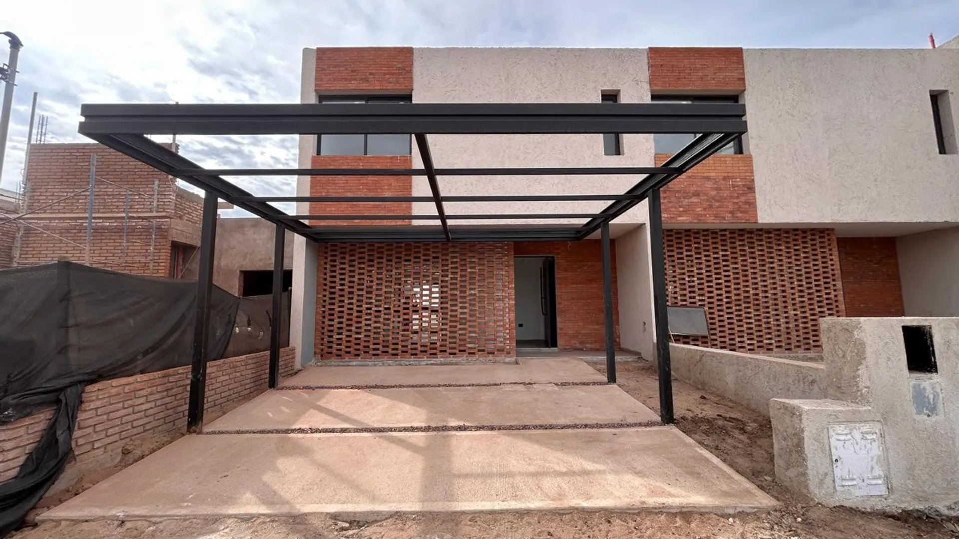 CASA TIPO DUPLEX PAMPAS DE MANANTIALES CORDOBA SEGURIDAD 3 DORMI PATIO C ASADOR A ESTRENAR ZONA SUR VENTA