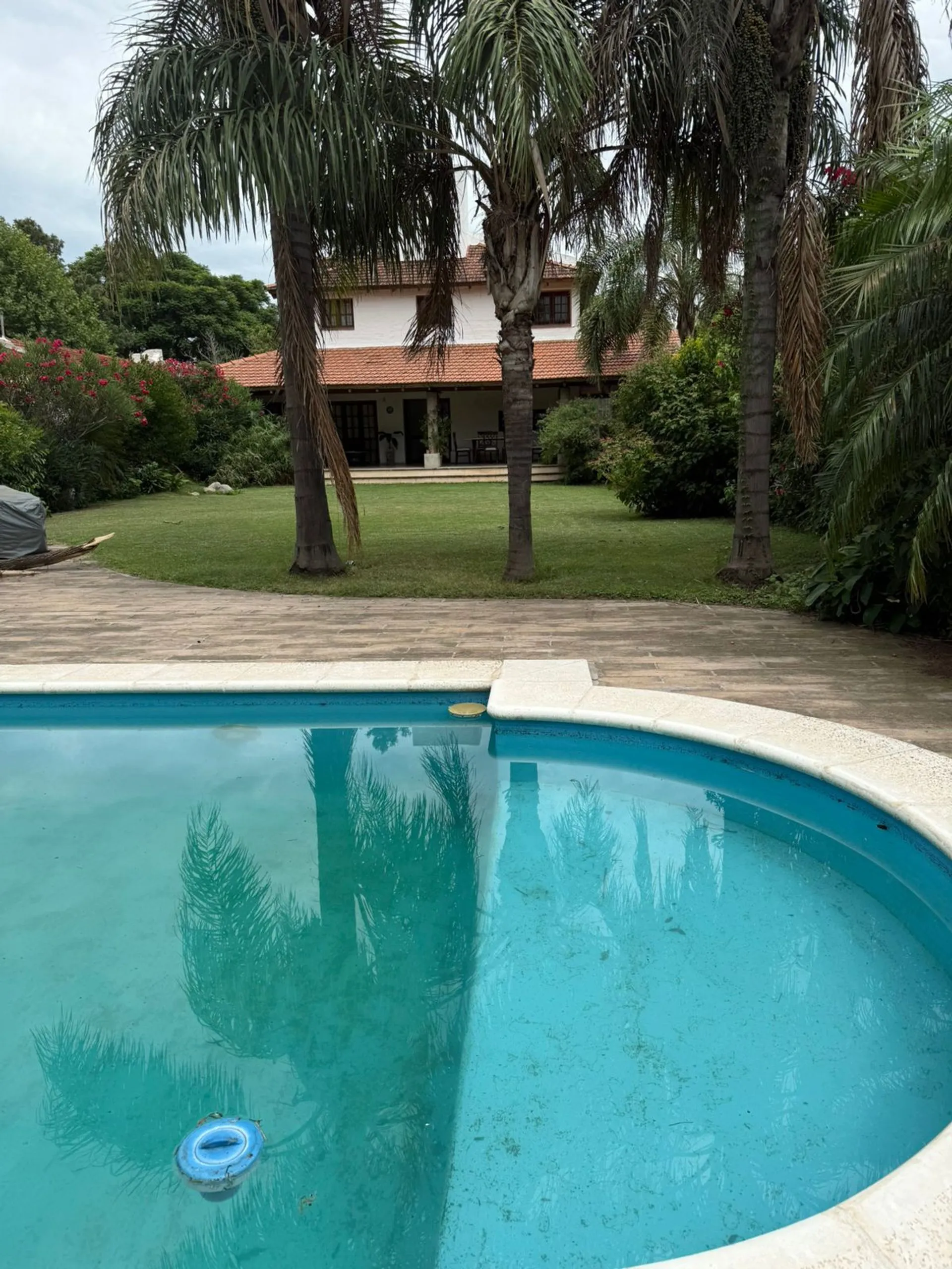 CASA Bº ARGUELLO CORDOBA 3 DORMI APTO CREDITO PILETA QUINCHO GRAN JARDIN COCHERA ZONA NORTE VENTA