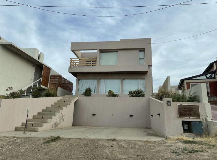 Casa · 165m² · 5 Ambientes · 3 Cocheras