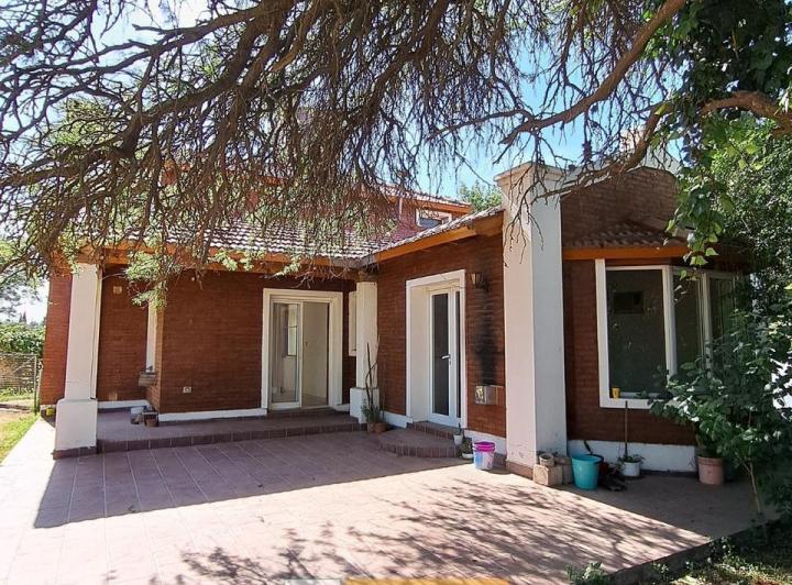 Casa · 12000m² · 4 Ambientes · 1 Cochera