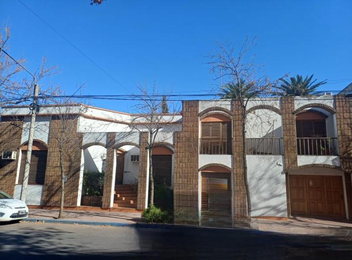 Casa · 205m² · 6 Ambientes · 1 Cochera