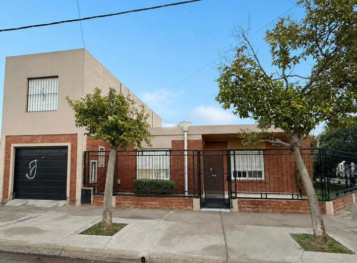 Casa · 158m² · 6 Ambientes · 1 Cochera
