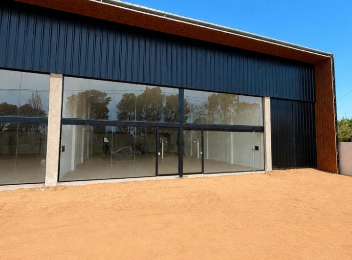 Local comercial · 673m² · 5 Cocheras