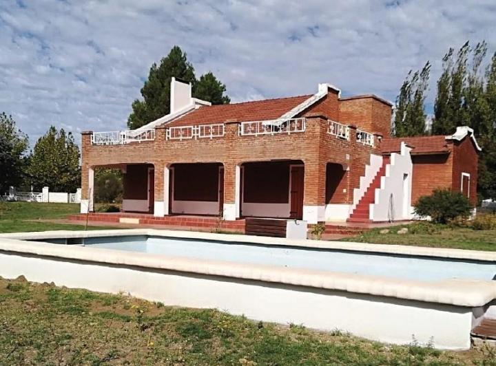 Casa · 412m² · 10 Ambientes · 2 Cocheras