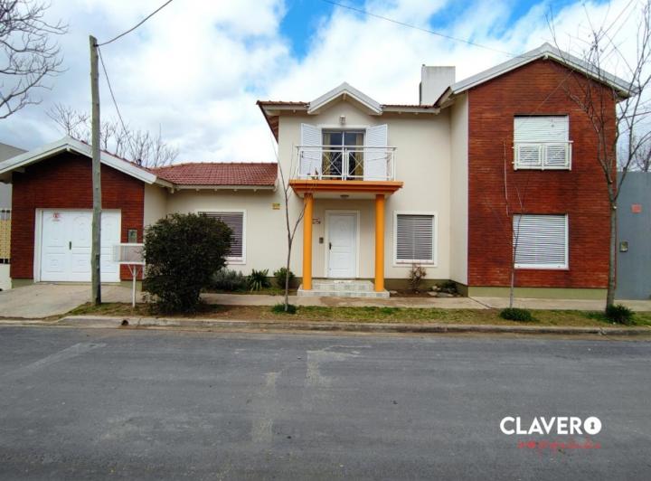 Casa · 271m² · 4 Dormitorios · 1 Cochera