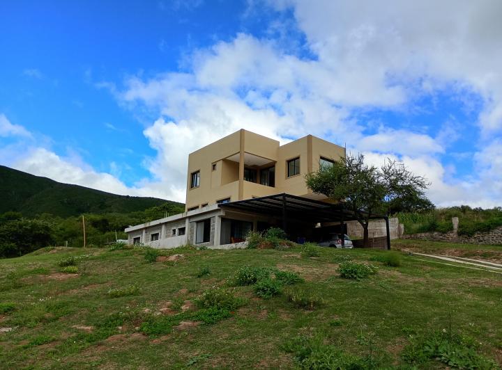 Casa · 210m² · 8 Ambientes · 1 Cochera