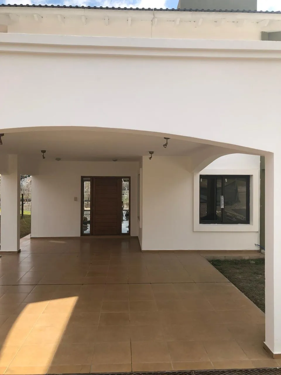Alquiler de casa de 4 dormitorios con pileta en Barrio Privado La Cuesta
