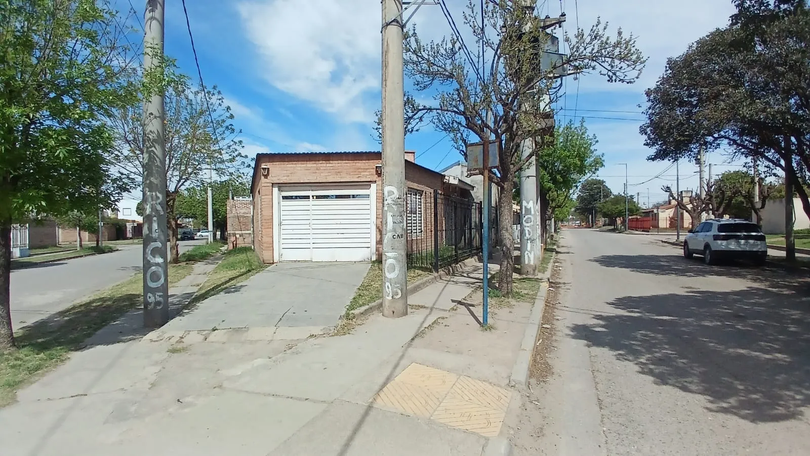 Las Lilas con escritura 3 dor, 2 baños , local amplio , cochera y patio