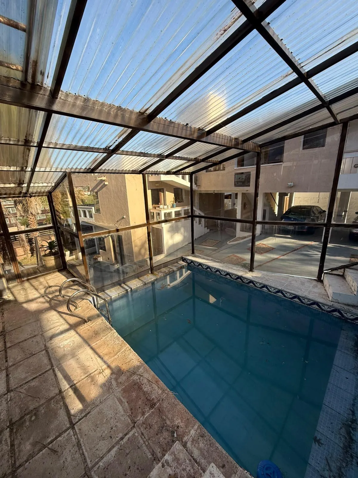 VENTA COMPLEJO DE 5 DEPARTAMENTOS CON PILETAS, COCHERAS Y AMENITIES  VILLA CARLO...