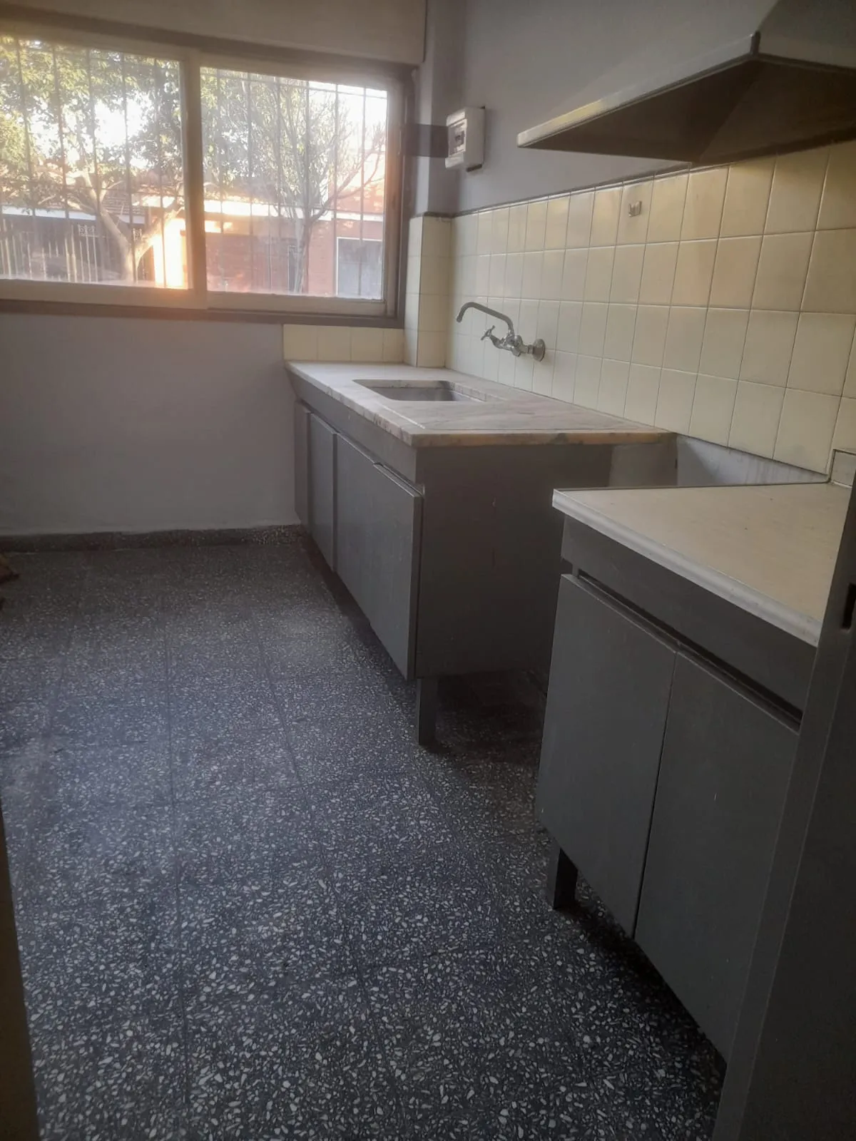 "Alfonso & Vallilengua INMUEBLES" ofrece en Alquiler Dpto. de 2 dormitorios en B° Yapeyú