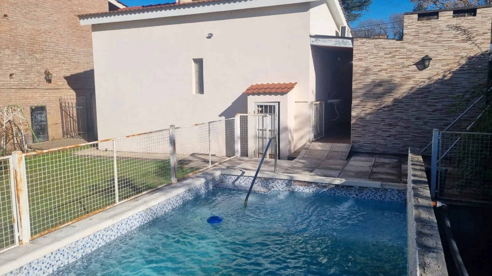 Playas de Oro vendo excelente propiedad de un dorm. con pileta , quincho ,cocina comedor.