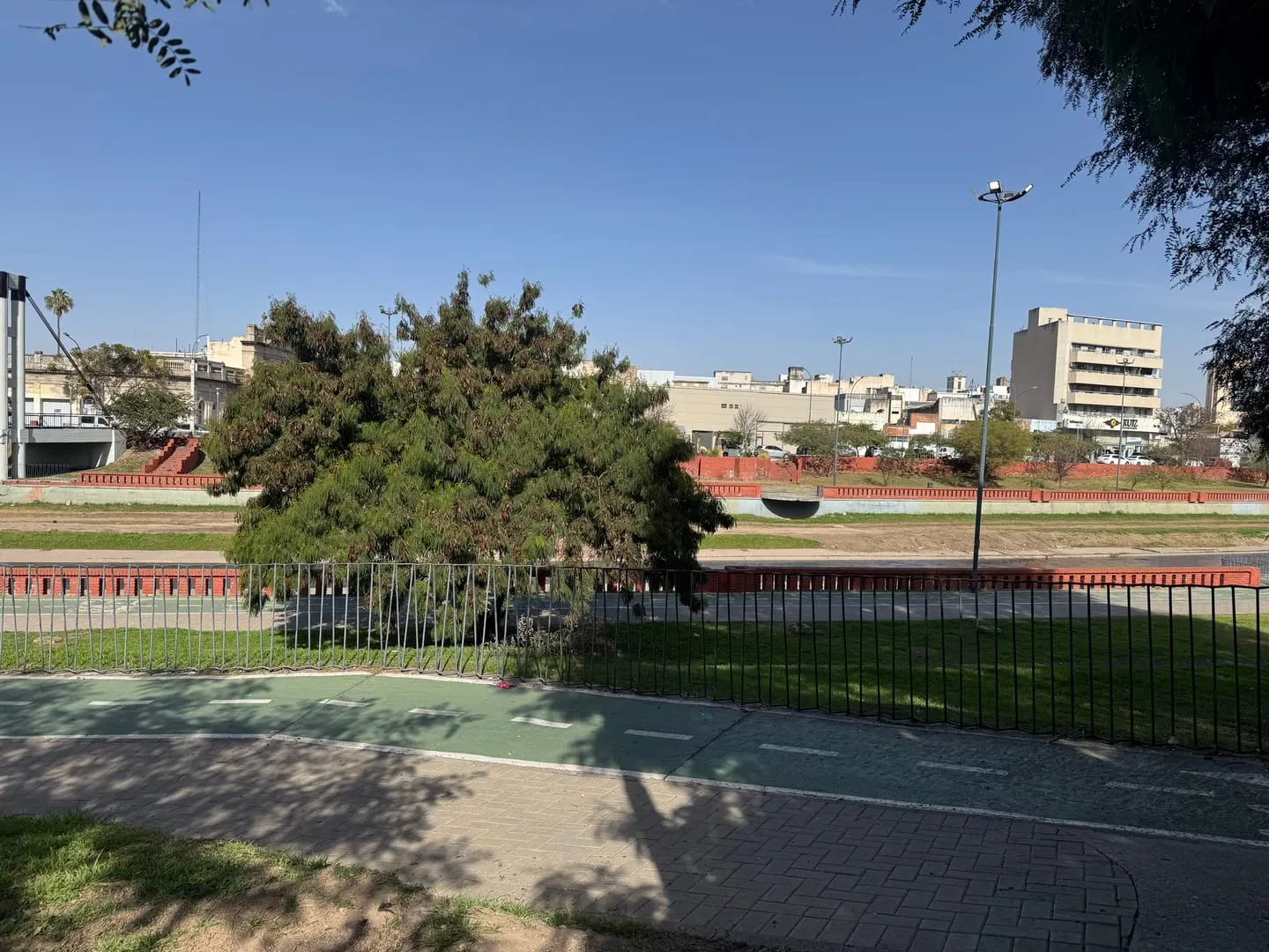 Amplio Depto con cochera,patio y quincho propio sobre costanera!