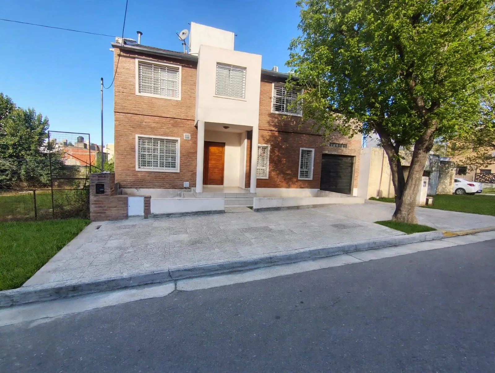 ALQUILER EN LA CALERA.4 Dormitorios.3 Cocheras.A 1 Cuadra de la Estanzuela.