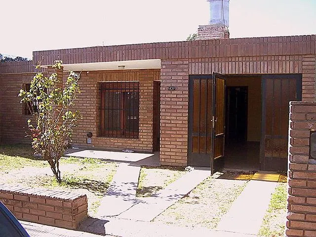 B LOS NARANJOS    CASA 2 DORMITORIO   CON PATIO y GARAJE