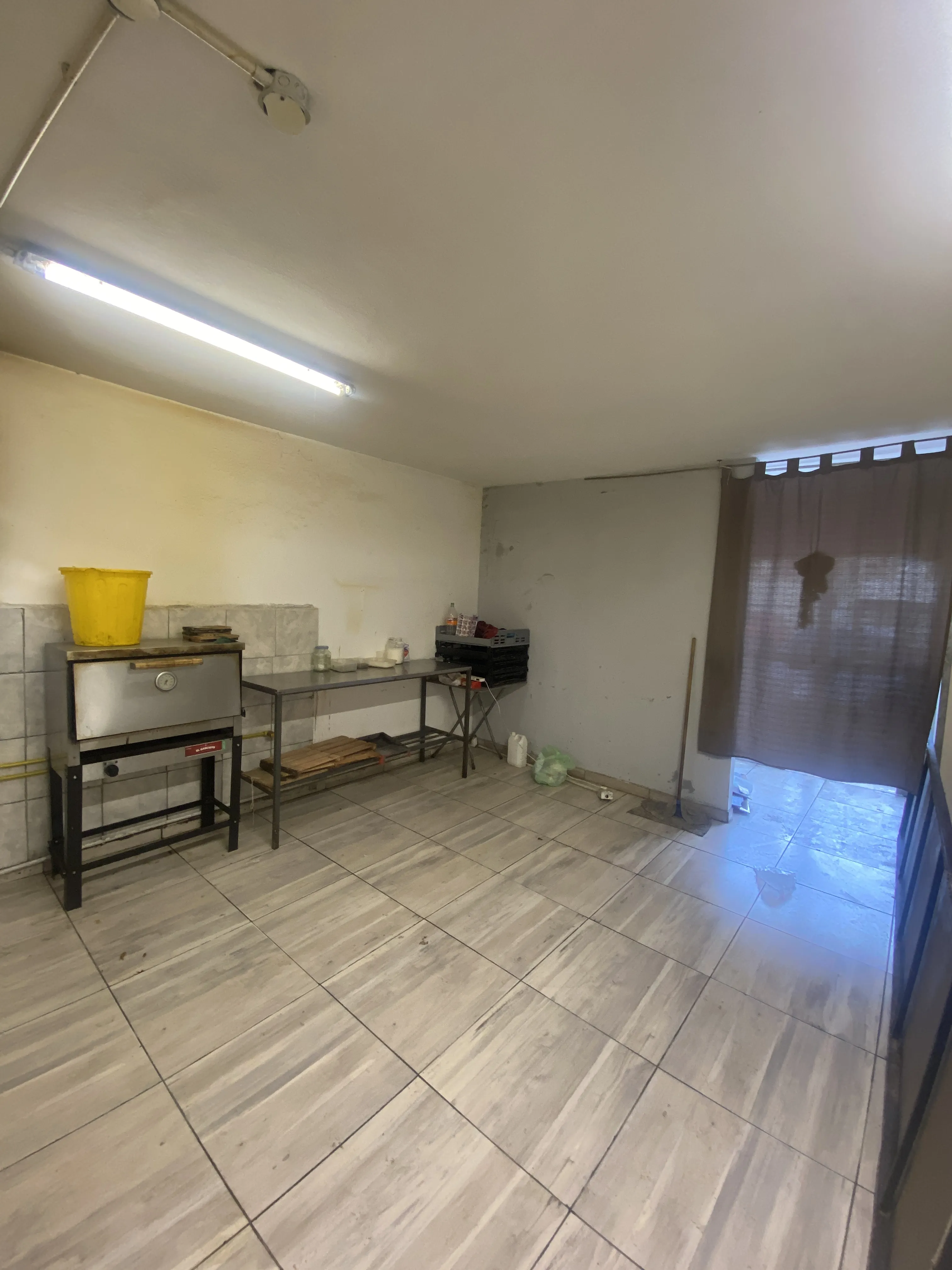 Se alquila local barrio los naranjos Apto gastronomia
