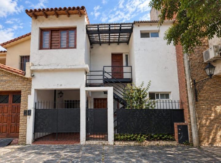 Casa · 240m² · 7 Ambientes · 1 Cochera