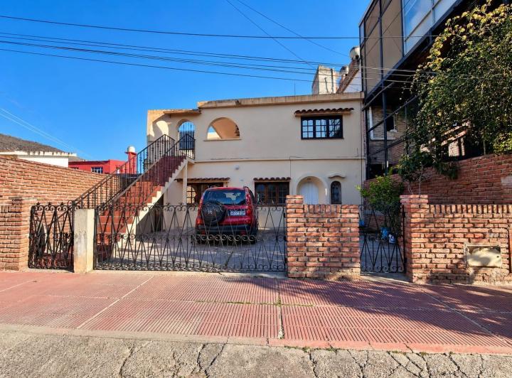 Casa · 350m² · 8 Ambientes · 1 Cochera