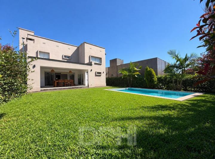 Casa · 163m² · 9 Ambientes · 2 Cocheras
