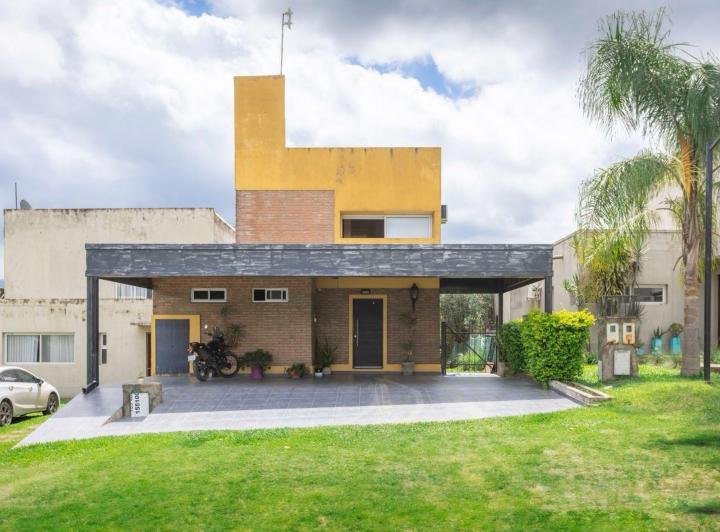Casa · 143m² · 5 Ambientes · 2 Cocheras