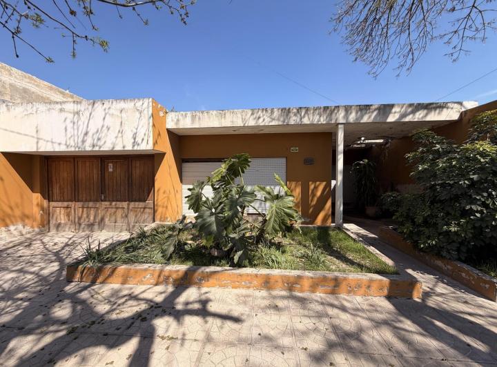 Casa · 241m² · 6 Ambientes · 1 Cochera