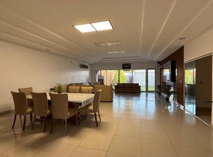 Casa · 215m² · 6 Ambientes · 3 Cocheras