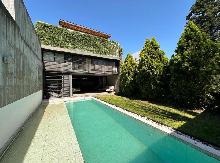 Casa · 190m² · 6 Ambientes · 2 Cocheras