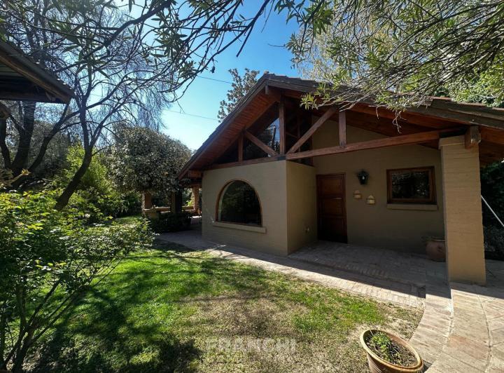 Casa · 200m² · 6 Ambientes · 2 Cocheras