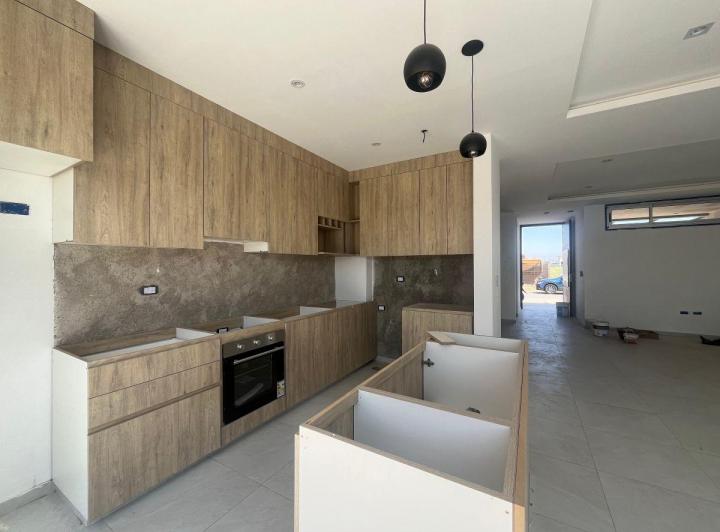 Casa · 185000m² · 5 Ambientes · 2 Cocheras