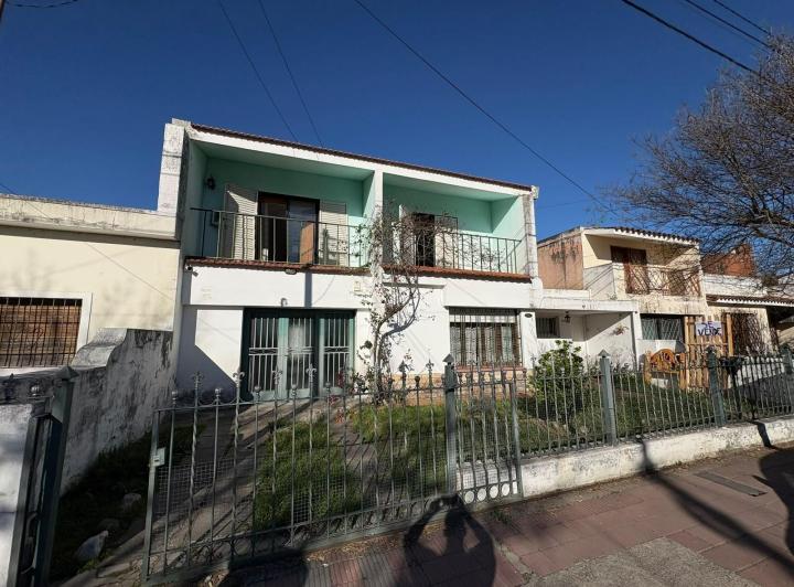 Casa · 200m² · 4 Ambientes · 2 Cocheras