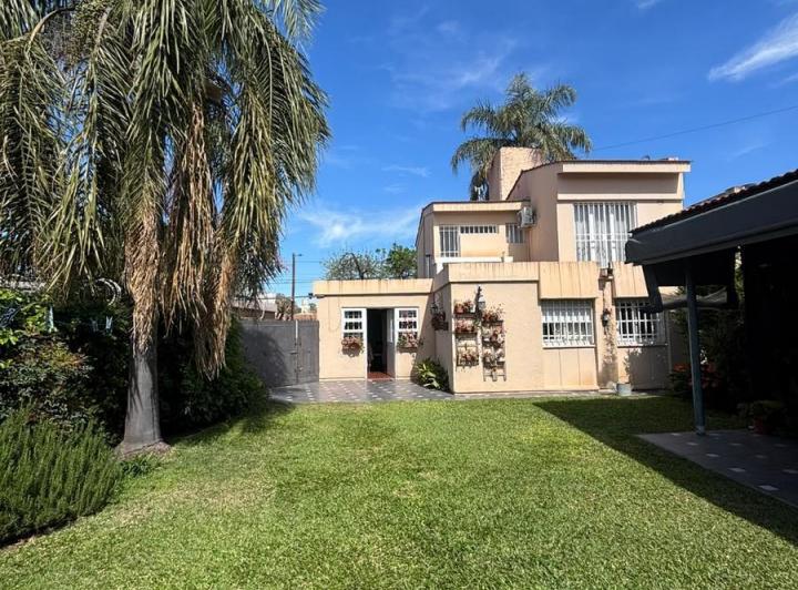 Casa · 144m² · 8 Ambientes · 1 Cochera